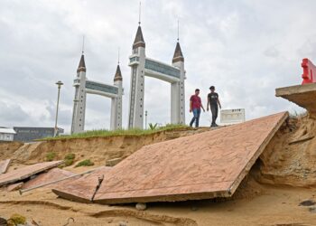 KEJADIAN hakisan pantai di Terengganu ibarat barah apabila masalah tersebut sentiasa merebak dan tiada berkesudahan. – UTUSAN/PUQTRA HAIRRY