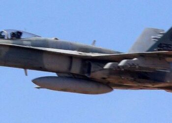 PESAWAT F/A-18C Kuwait dalam satu penerbangan 
latihan di negara itu pada 2018. – AFP
