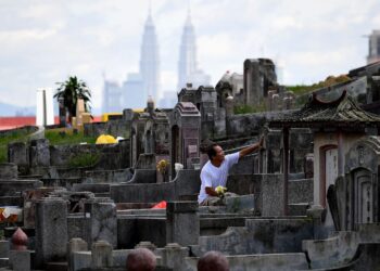 PADA perayaan Qingming masyarakat Cina akan menziarahi jirat nenek moyang untuk melepaskan kerinduan. – AFP