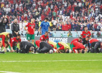 PASUKAN Maghribi melakukan sujud syukur selepas tewas 0-2 kepada Perancis dalam saingan separuh akhir di Stadium al-Bayt, Doha, semalam. – AFP