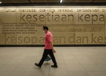 SEBAGAI rakyat Malaysia yang mendukung kepercayaan kepada Tuhan sebagai prinsip pertama dalam Rukun Negara, sewajarnya lebih ke hadapan dalam aspek spiritual. – UTUSAN/FARIZ RUSADIO