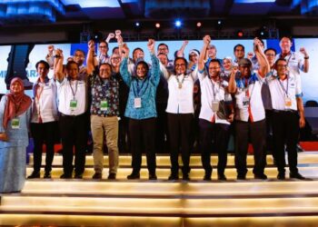 AHLI Majlis Pimpinan Pusat yang baharu bergambar bersama-sama pada hari terakhir Kongres Nasional PKR Ke-16 di Shah Alam, Selangor pada Ahad lalu. – UTUSAN/AFIQ RAZALI