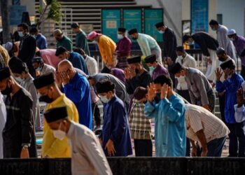 JANGAN sampai kewajipan solat terabai dek asyik berhari raya. – GAMBAR HIASAN/AMIR KHALID