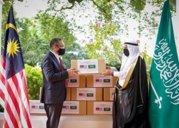 ARAB Saudi menerusi Pusat Bantuan Kemanusiaan Raja Salman menyumbang sebanyak 4.5 juta peralatan perubatan Covid-19 bernilai AS$5 juta (RM22 juta) kepada kerajaan Malaysia. – FACEBOOK HISHAMMUDDIN HUSSEIN