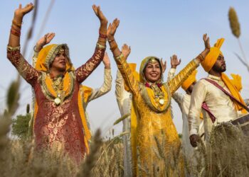 ORANG Punjabi beragama Sikh menyambut Vaisakhi iaitu pesta menuai di Punjab pada bulan April. – AFP