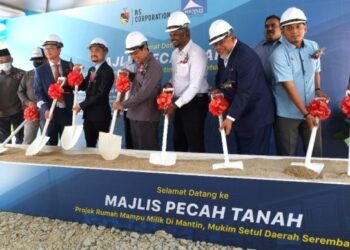 MOHAMAD Rafie Ab. Malek (enam dari kanan) dan Lee Chi Loon (lima dari kiri) pada acara simbolik Majlis Pecah Tanah Projek Rumah Mampu Milik di Mantin, Seremban hari ini.-UTUSAN/BADRUL HAFIZAN MAT ISA.