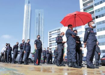 ANGGOTA polis beratur untuk melakukan undi awal di Dewan Dato Onn, Johor Bahru pada
8 Mac lalu. – UTUSAN/RAJA JAAFAR ALI