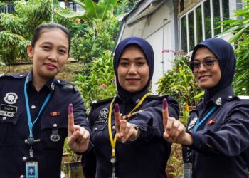 KELUARLAH  mengundi dan bersikap jujurlah dalam membuat pilihan. Jangan padamkan pelita jika mahu hidup disinari cahaya. - GAMBAR HIASAN/MUHAMAD IQBAL ROSLI