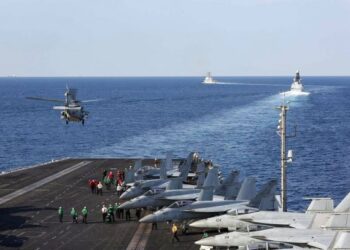 KAPAL pengangkut pesawat AS, USS Abraham Lincoln telah dikerah ke rantau Asia Pasifik pada April lalu sebagai reaksi terhadap provokasi yang dibuat oleh Korea Utara dan China. – AFP