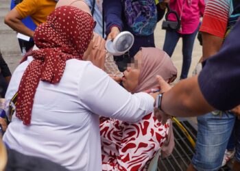 SEORANG pengundi warga emas pengsan akibat beratur terlalu lama sebelum mengundi di Pusat Pengundian Projek Perumahan Rakyat (PPR) Kerinchi, Kuala Lumpur pada 19 November lalu. – GAMBAR HIASAN/SHIDDIEQIIN ZON