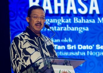 MOHD. Zuki Ali berucap merasmikan majlis penutupan Simposium Pengantarabangsaan Bahasa Melayu di Kuala Lumpur pada 24 Mei lalu. – UTUSAN/FARIZ RUSADIO