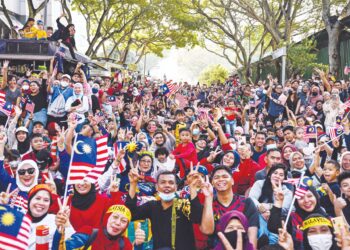 SAMBUTAN Hari Kebangsaan 2022 yang meriah di Dataran Merdeka, Kuala Lumpur pada 31 Ogos lalu ialah bukti keakraban Keluarga Malaysia. 
– AFP