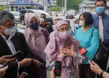 WAN  Azizah Wan Ismail (tengah) hadir untuk memberi keterangan berhubung siasatan polis terhadap buku tulisan Tommy Thomas di Bukit Aman, Kuala Lumpur, Jumaat lalu. – UTUSAN/AMIR KHALID