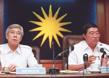 LING Liong Sik (kanan) mempengerusikan Mesyuarat Jawatankuasa Pusat MCA di Kuala Lumpur pada 2002.