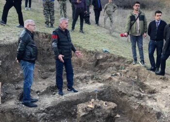 SEBUAH lubang besar yang mengandungi tengkorak dan tulang belulang manusia di Edilli, Azerbaijan.