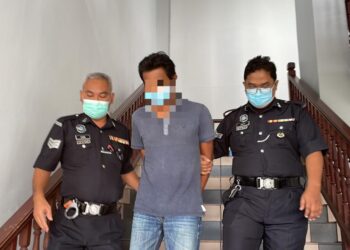 TERTUDUH diiring keluar anggota polis selepas mengaku bersalah di Mahkamah Sesyen, Ayer Keroh, Melaka atas pertuduhan mencabul seorang kanak-kanak.