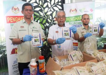 ZAHIMI Hassan (tengah) menunjukkan barang rampasan racun siput gondang emas yang tidak berdaftar di Wisma Tani, Putrajaya. - UTUSAN/FAISOL MUSTAFA