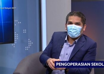 RADZI Jidin semasa sesi bual bicara Soal Rakyat yang disiarkan secara langsung di saluran televisyen tempatan bertajuk Pengoperasian Sekolah Kementerian Pendidikan.