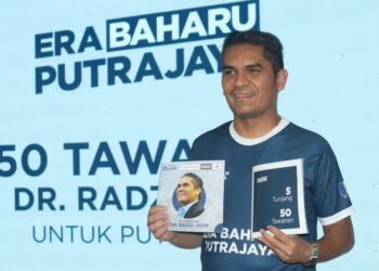 RADZI Jidin berucap pada pelancaran 50 Tawaran #EraBaharuPutrajaya di Sunset Glashaus, Putrajaya. - UTUSAN/FAISOL MUSTAFA