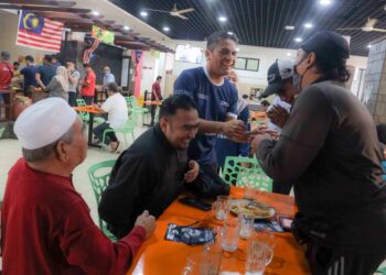 RADZI Jidin beramah mesra dengan penduduk di Medan Selera Presint 11, Putrajaya. - UTUSAN/FAISOL MUSTAFA