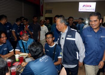 MUHYIDDIN Yassin bersama Radzi Jidin beramah mesra dengan para penyokong ketika hadir pada Jelajah Prihatin Parlimen Putrajaya di Kompleks Kejiranan Presint 16, Putrajaya. UTUSAN/FAISOL MUSTAFA
