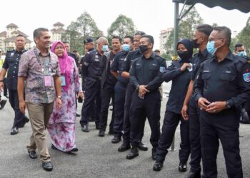 RADZI Jidin ketika hadir meninjau proses mengundi awal sempena PRU15 di IPD Putrajaya. - UTUSAN/FAISOL MUSTAFA