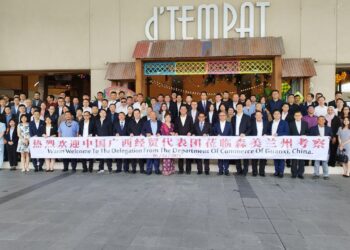 MOHAMAD Rafie Ab. Malek (depan, sepuluh dari kanan) bergambar bersama sebahagian delegasi pegawai kerajaan dan peniaga dari Guangxi, China selepas taklimat mengenai Lembah Wawasan Malaysia 2.0 di Seremban hari ini.-UTUSAN/NAZARUDIN SHAHARI.