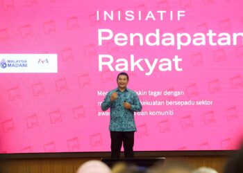 RAFIZI Ramli berucap pada Sesi Libat Urus bersama Ketua-Ketua Jabatan Peringkat Negeri mengenai Inisiatif Pendapatan Rakyat (IPR) di Kementerian Pembangunan Kerajaan Tempatan (KPKT) Putrajaya. - UTUSAN/FAISOL MUSTAFA