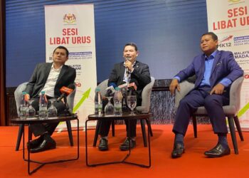 RAFIZI Ramli (tengah) dalam sidang akhbar pada Sesi Libat Urus Kajian Separuh Penggal RMK12 Bersama Kerajaan Negeri Pahang, di Swiss-Belhotel di Kuantan, Pahang. - FOTO/NORHAFIZAN ZULKIFLI