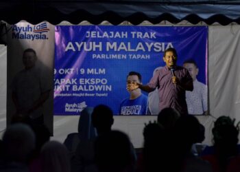 RAFIZI Ramli berucap pada program Jelajah Ayuh Malaysia Parlimen Tapah di Tapak Expo Bukit Baldwin, Tapah, Perak,  semalam. - UTUSAN/ZULFACHRI ZULKIFLI
