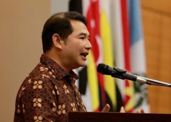 RAFIZI Ramli menyampaikan Syarahan Parlimen Siri 1.0: Reset Ekonomi Malaysia di Parlimen, Kuala Lumpur.-UTUSAN/AMIR KHALID