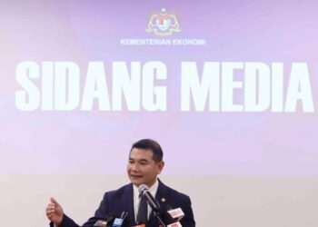 RAFIZI Ramli bercakap dalam sidang akhbar di Unit Perancang Ekonomi, Putrajaya. - UTUSAN/FAISOL MUSTAFA