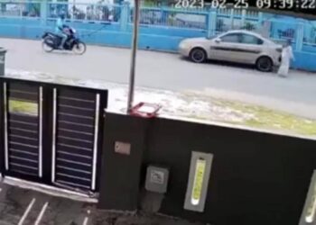 TANGKAP layar rakaman CCTV kejadian ragut beg tangan seorang wanita di Kampung Manjoi Tambahan di Ipoh yang tular dalam media sosial. - UTUSAN/MEDIA SOSIAL