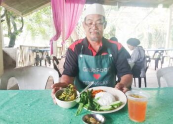 AZANAN Hassan menunjukkan sajian ikan patin masak asam pedas untuk Menu Rahmah di Kampung Buluh, Kuala Berang, Hulu Terengganu. - UTUSAN/NOOR HAYATI MAMAT