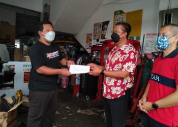 ABDUL RAHMAN Mohamad (tengah) menyampaikan replika cek bantuan Skim Pembiayaan Prihatin Mikro (S3P) kepada seorang usahawan bumiputera, Mohd. Bakhtiar Rasli di Bandar Baharu Kuala Lipis di Lipis, Pahang. - UTUSAN/HARIS FADILAH AHMAD