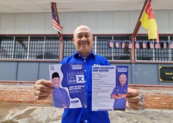 ABD. Rahman Bakri menunjukkan risalah manifesto beliau di Bagan Nakhoda Omar, Sabak Bernam, Selangor. -UTUSAN/ ISKANDAR SHAH MOHAMED