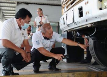 RAHMAD Mariman (kiri) mendengar penerangan ketika mengadakan lawatan kerja di Puspakom Alor Gajah, Melaka. - UTUSAN/MUHAMMAD SHAHIZAM TAZALI