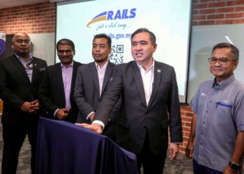 ANTHONY Loke (dua kanan) melancarkan RAILS di Ibu Pejabat RAC di Putrajaya. - UTUSAN/FAISOL MUSTAFA