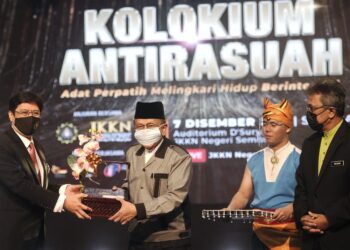 RAIS Yatim menerima cenderahati daripada Azam Baki selepas beliau hadir menyampaikan ucaptama pada Kolokium Antirasuah 'Adat Perpatih Melingkari Hidup Berintegriti" di Auditorium D'Sury, JKKN Negeri Sembilan, Seremban, Negeri Sembilan, hari ini. - UTUSAN/MOHD. SHAHJEHAN MAAMIN