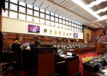 RAIS Yatim mengendalikan persidangan Dewan Negara, semalam.
