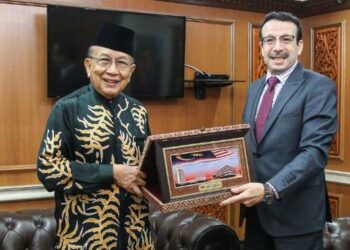 RAIS Yatim menyerahkan cenderahati kepada Saad Maandi di Parlimen hari ini.