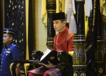 TENGKU HASSANAL IBRAHIM ALAM SHAH Ibni Al-Sultan Abdullah Ri'ayatuddin Al-Mustafa Billah Shah bertitah pada Istiadat Pengurniaan Surat Cara Pelantikan dan Mengangkat Sumpah Jawatan Menteri Besar Pahang di Balairung Seri, Istana Abu Bakar di Pekan, Pahang. - UTUSAN/SHAIKH AHMAD RAZIF