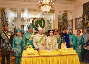 TUANKU Syed Sirajuddin Jamalullail (empat dari kiri) dan Tuanku Tengku Fauziah Almarhum Tengku Abdul Rashid bersama Tuanku Syed Faizuddin Putra Jamalullail dan Tuanku Hajah Lailatul Shahreen Akashah Khalil beserta anakanda-anakanda baginda berdua.