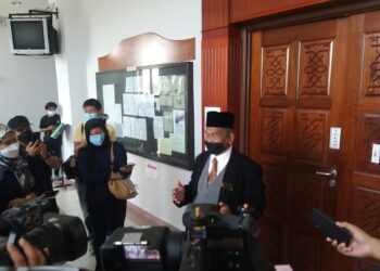 IBRAHIM Mat Zin hadir di Mahkamah Rendah Syariah Ipoh. Perak, hari ini. - UTUSAN/SAYED HESHAM IDRIS