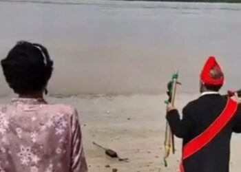 TANGKAP layar ritual tolak banjir di Teluk Intan yang tular dalam media sosial hari ini. - FOTO MEDIA SOSIAL