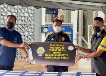 TUANKU Syed Faizuddin Putra Jamalullail (dua dari kanan) berkenan menyaksikan simbolik penyerahan van jenazah kepada jawatankuasa Masjid Al-Mursyid Pauh Guring, Arau, Perlis.- UTUSAN