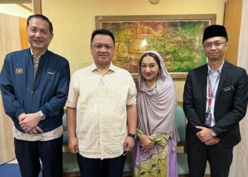 Tuanku Syed Faizuddin Putra Jamalullail dan Tuanku Hajah Lailatul Shahreen Akashah Khalil bersama  Dr. Noor Hisham Abdullah serta Dr. Mohammad Khairol Anwar Yusop di Putrajaya.