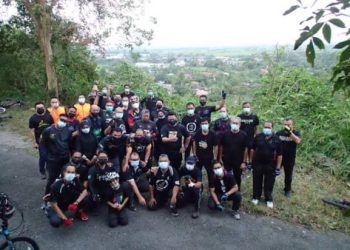 TUANKU Syed Faizuddin berkenan berangkat mendaki Gunung Medan di Utan Aji sempena program ‘MAIPs Peduli kali ke-3 2021 yang bermula dan berakhir di perkarangan  Masjid Al-Shahrani, Behor Lateh, Kangar, Perlis hari ini.- UTUSAN