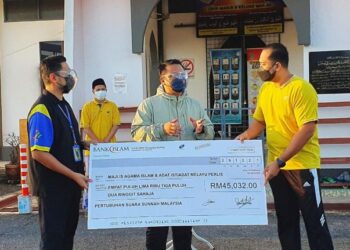 TUANKU Syed Faizuddin Putra Jamalullail (tengah) berkenan berangkat menyempurnakan majlis persembahan kutipan wakaf tunai Masjid Masjid At-Taqwa Kampung Alor Redis dengan kerjasama MAIPs dan Pertubuhan Suara Sunnah Malaysia di Kangar, Perlis.