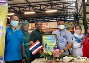 TUANKU Syed Faizuddin Putra Jamalullail (tiga dari kanan) dan Tuanku Hajah Lailatul Shahreen Akashah Khalil merasmikan promosi masakan Perlis di Wilayah Songkhla, Thailand di Khlong Hae Halal Buffet Seafood Restaurant Lopburi Ramesuan Rd, Hat Yai District, Songkhla, semalam.